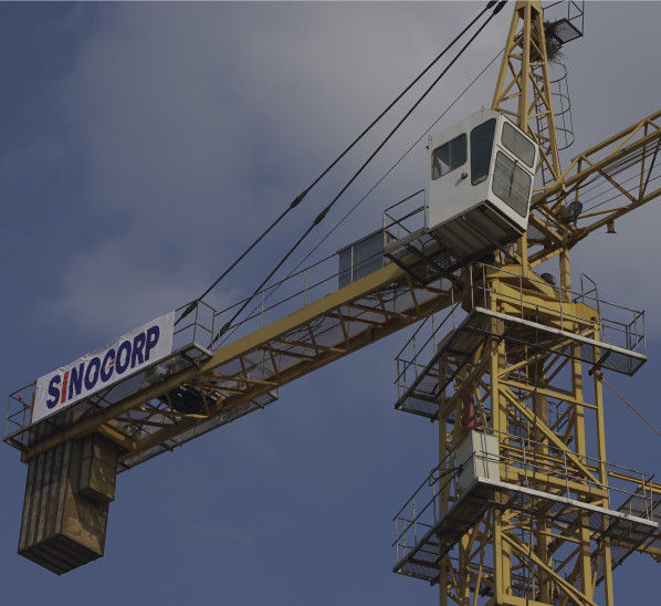 SINOCORP 8Ton Building Tower Crane 60m Boom Chassis Type / Low-Consumption Tower Crane con telaio di ancoraggio